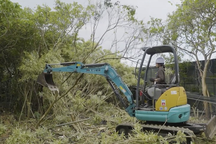 重機で土地の開墾をする人