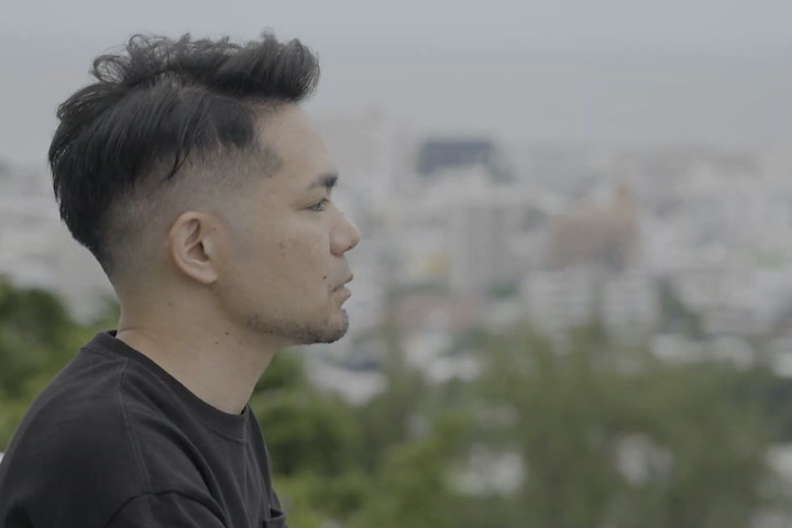 工房からほど近く戦跡としても名高い嘉数高台から、生まれ育った街を望む知花幸修さん