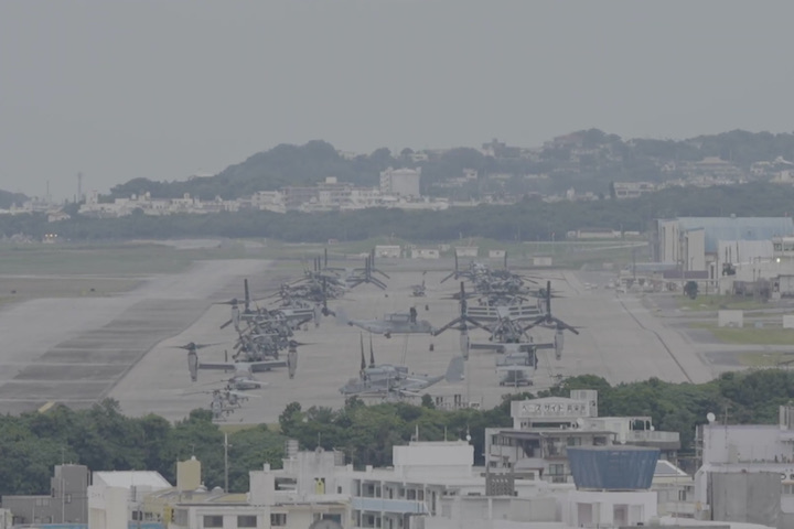 嘉数高台の展望台から望む、普天間基地内のオスプレイ