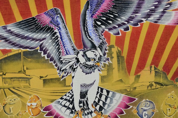 翼を広げるミサゴ（オスプレイ）とアメリカナイズされた民衆。沖縄の現状を風刺した初期作品