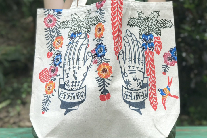 宮古諸島に伝わるハジチ文様と伝統柄を組み合わせた本染トートバッグ