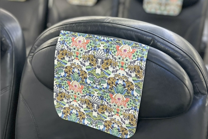 絶滅が危惧されるイリオモテヤマネコ保全活動の一環としてデザインされた、JTA機内ヘッドレストカバー