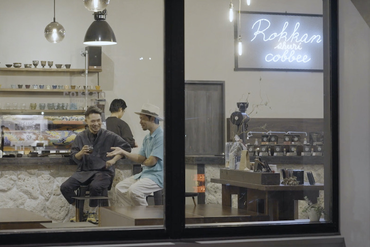 ロッカンコーヒー首里店のエスプレッソマシンには、幸修さんの鮮やかな紅型デザインが施されています