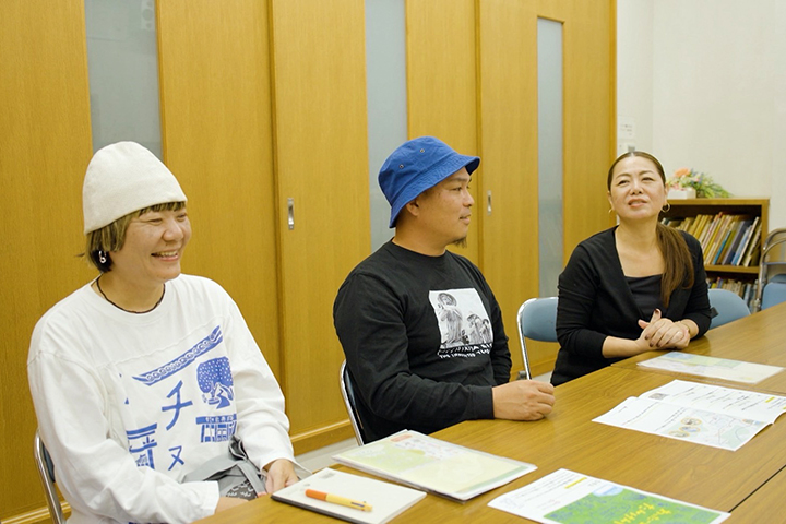 永山ゆりかさん（右）から地元・親慶原の魅力を聞く成人さん、亜矢子さん