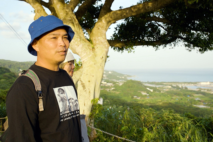 南城の高台から景色を眺める成人さん