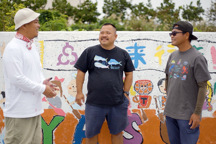 壁画の前でお話をする人々