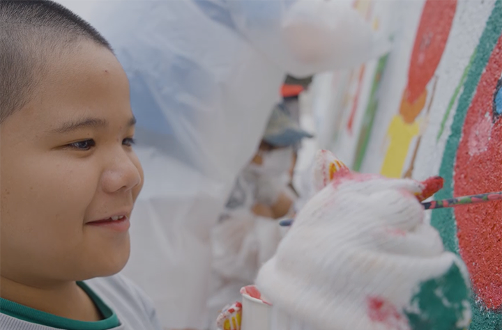 書きされた原画に子どもたちが絵の具を使って色を塗っていく