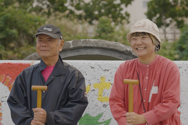 豊見城龍船協会の事務局長・赤嶺秀義さんと亜矢子さん