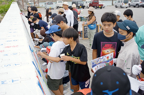 みんなで絵を塗りながら壁画を仕上げていく