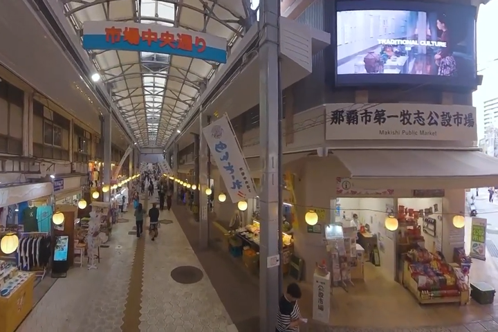市場中央通り沿い、公設市場の向かいに建つ建物が水上店舗