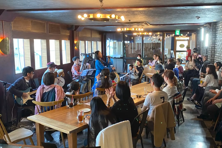 クラフトビールを片手に生演奏を楽しむ、浮島ブルーイングならではのひととき