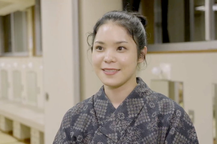 2025年末に富田さんが演出を手がけた公演で、自らも出演しながら演出助手を務めた高里風花さん