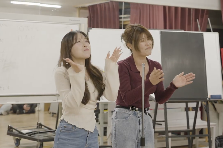 お笑いライブ「喜笑転決」は、毎月第4土曜日または日曜日に、那覇をはじめ県内各所で開催中。事務所ではライブに向けて、ネタ見せの稽古が行われます