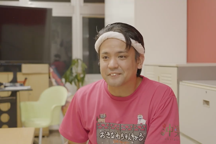 「じゅん選手」は、流暢な「しまくとぅば（沖縄方言）」を駆使したトークやコントが人気