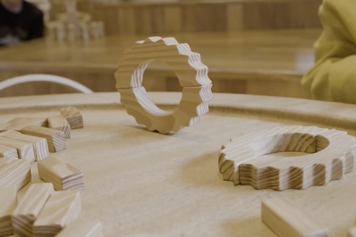 ゴーヤーを形作った木のおもちゃ