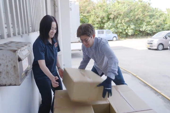 政府がフードバンク用に配布している備蓄米が事務所に届く日は、それを受け取る施設や団体のスタッフも駆けつけ、総出で荷下ろしを行います