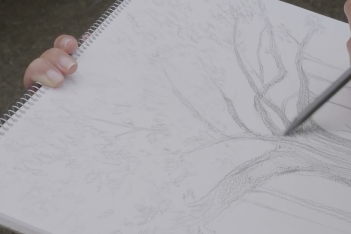 スケッチブックにデッサン