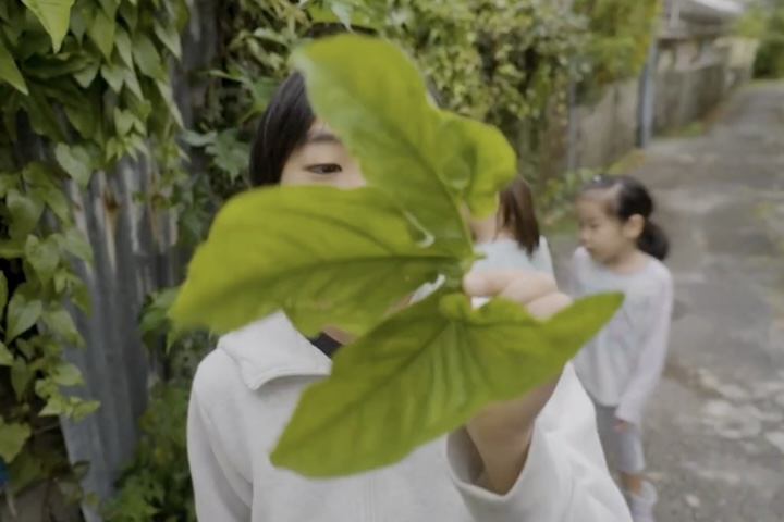 葉っぱを持つ子供