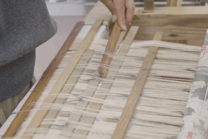 絣模様のズレを合わせる作業中