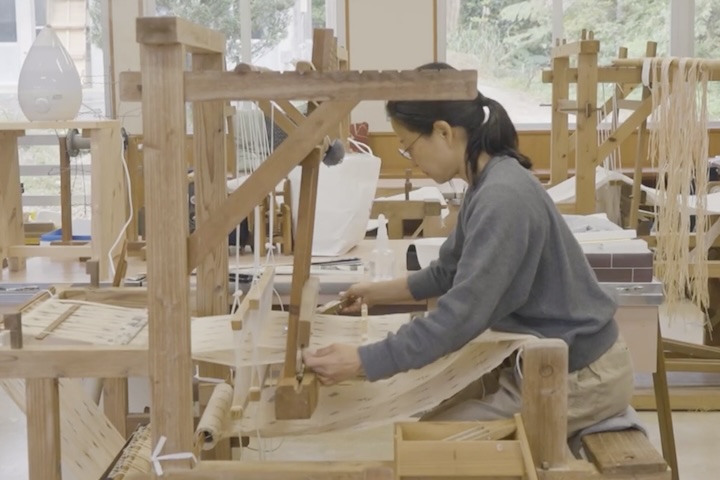 芭蕉布づくりの織のようす