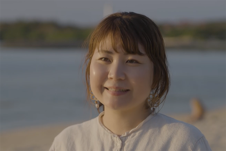 見てくれる人たちが笑顔になれる作品を作っていきたいと語る新垣優香さん