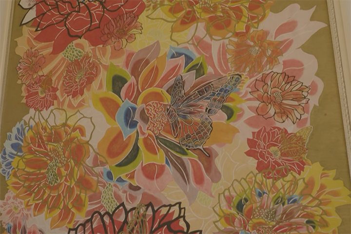 南国の花や蝶などが色鮮やかに描かれた新垣優香さんの美しい紅型作品