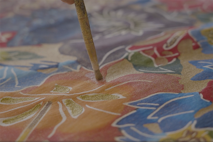 ゴールドやシルバーなどのグリッター染料を紅型の上に載せていく