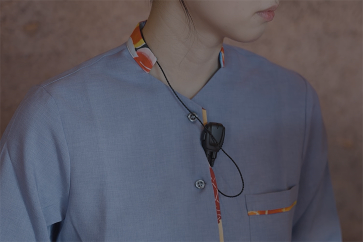 新垣優香さんのデザインが取り入れられた「ザ ロイヤルパークホテル アイコニック 那覇」のユニフォーム