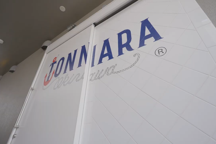 那覇市若狭にあるトンナーラ オキナワの加工場