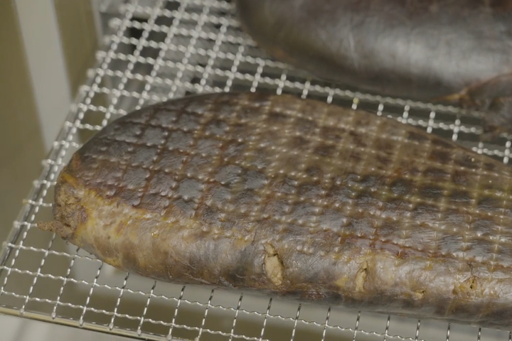 本マグロの卵巣を塩や酒で漬け込み、熟成させていきます。加工に使う塩や酒も沖縄産にこだわっています