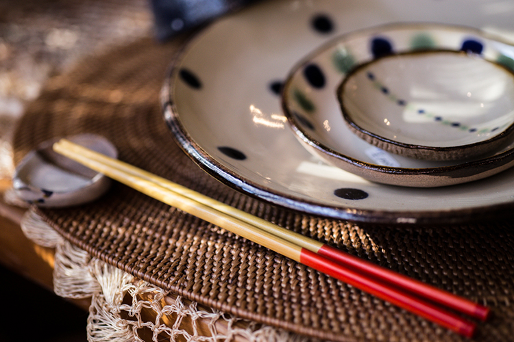 赤と黄色のお箸は、方言で「うめーし」