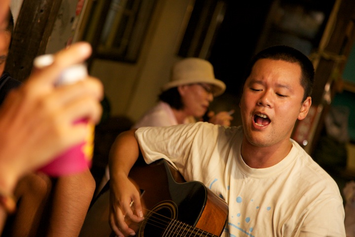 那覇の老舗ゲストハウス月光荘の店内