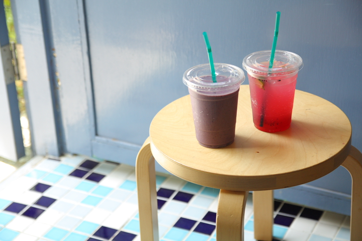 アサイースムージーや季節のフルーツを使用した酵素ソーダ