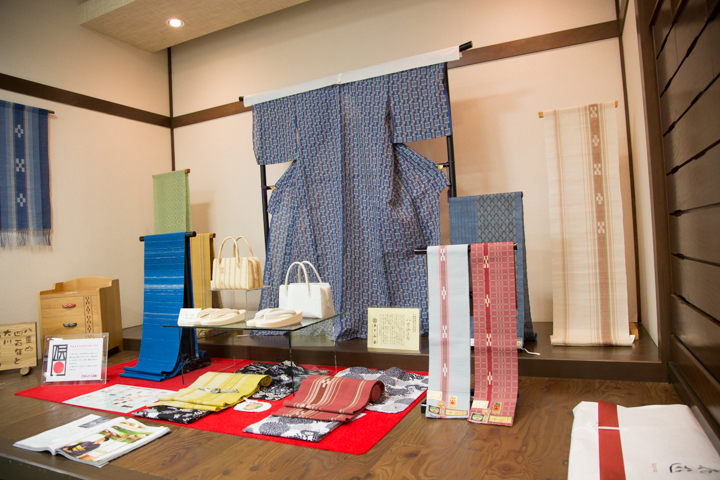 石垣島登野城（とのしろ）にある「あざみ屋みんさー工芸館」