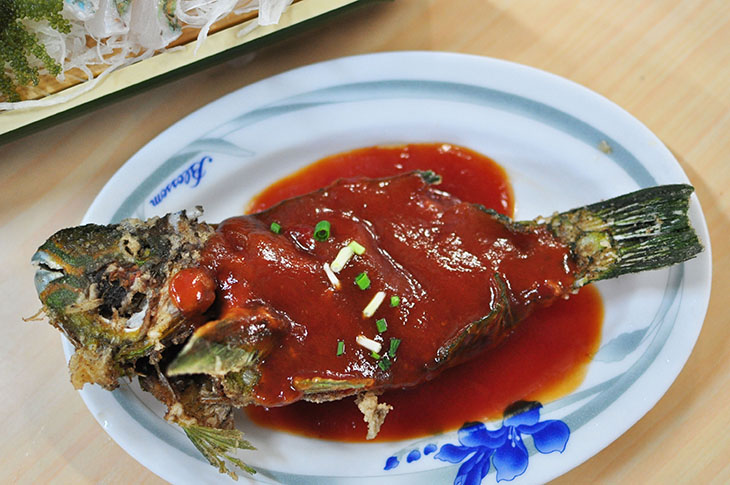 ツバメ食堂の「イラブチャーの唐揚げ甘酢あんかけ」