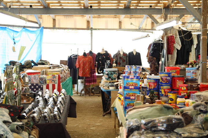 金武町の「いしじゃゆんたく市場」店内