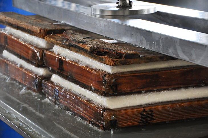 「生しぼり法」で作られる島豆腐