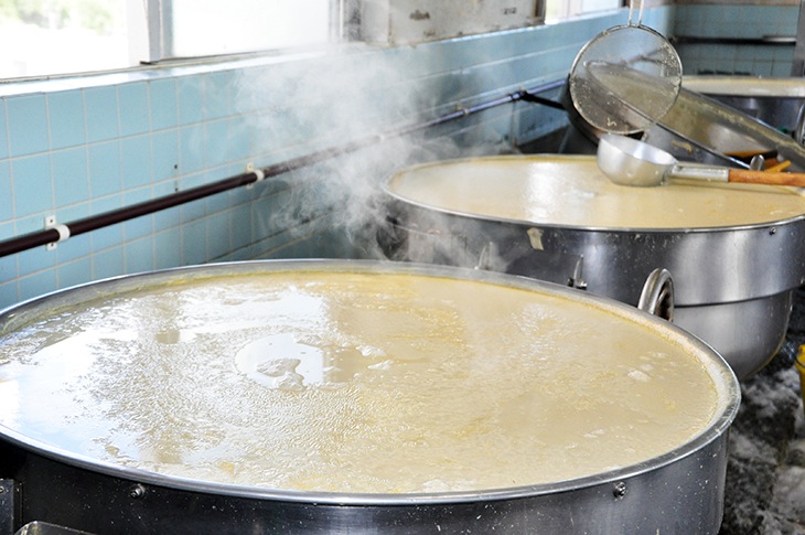 大きな地釜で作られる豆腐