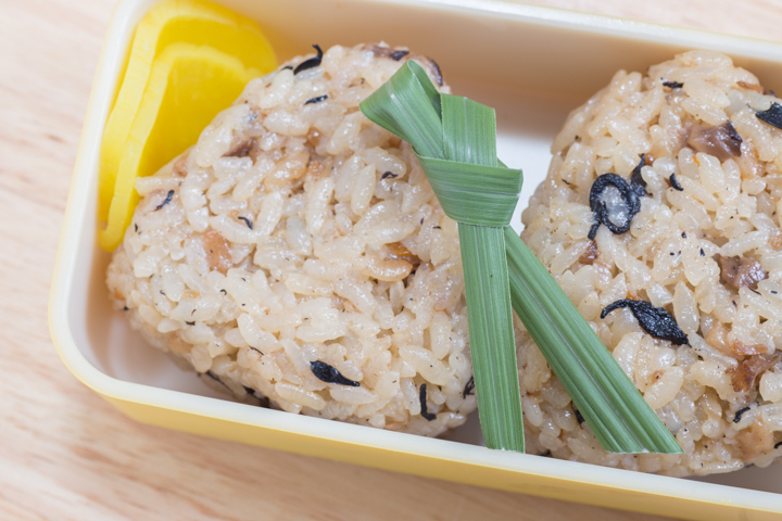 葉を輪結びした沖縄のお守り「サングヮー」