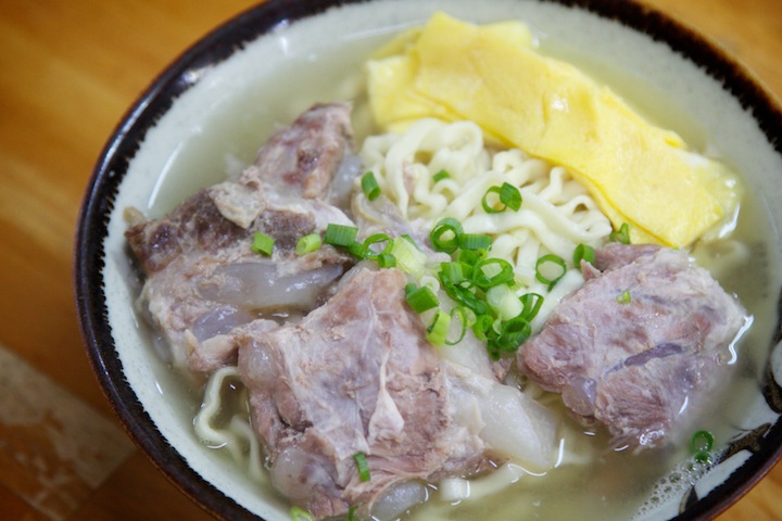 沖縄そば屋さん「浜屋(はまや)」。こちらではトロトロの軟骨ソーキがのった沖縄そば