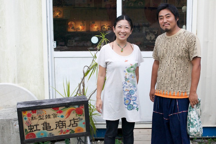 作家の亀谷明日香さん（写真左）