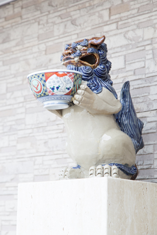 吉野家どんぶりを持ったシーサー