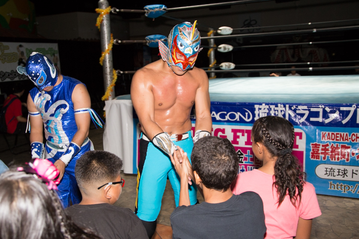 一人一人、ハイタッチや握手をしていくファンサービス