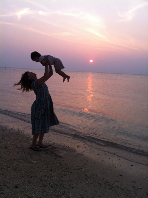 お子様と海辺で