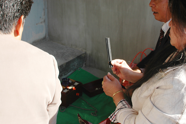 線香をたて新年の祈願