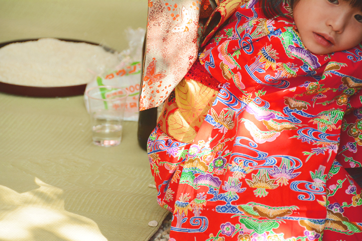 艶やかな着物を着た少女