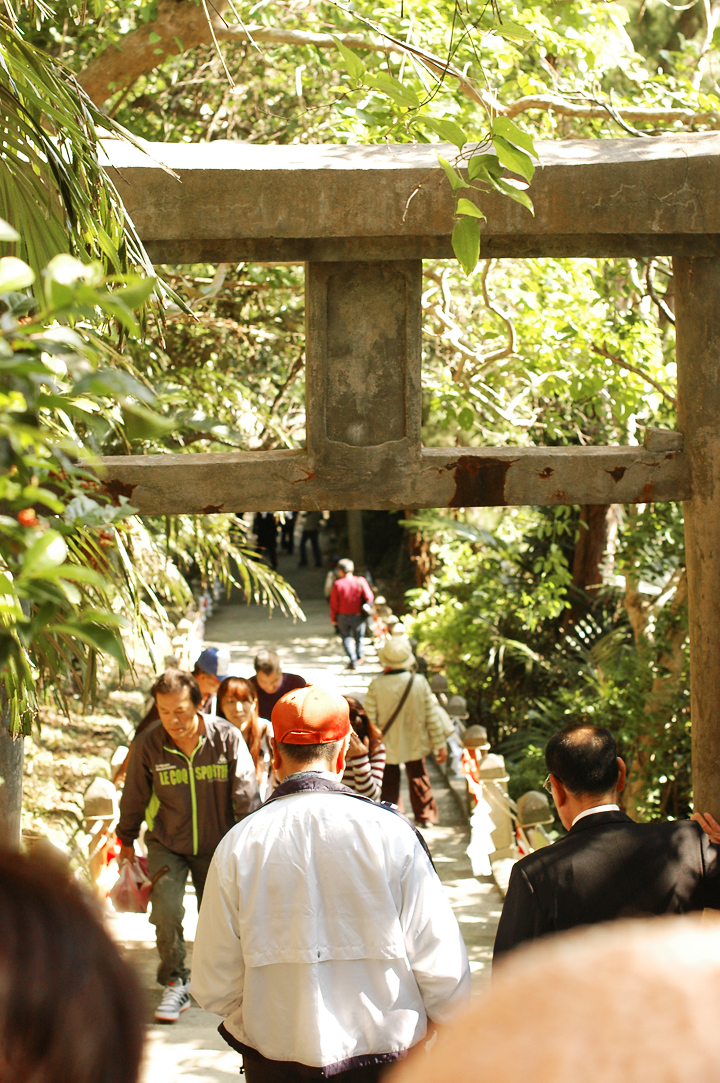 初詣の人が行き交う