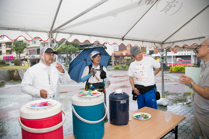 給水用の水やお菓子