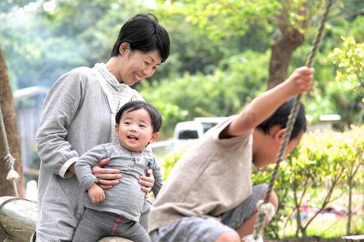 のびのびと遊ぶ子供