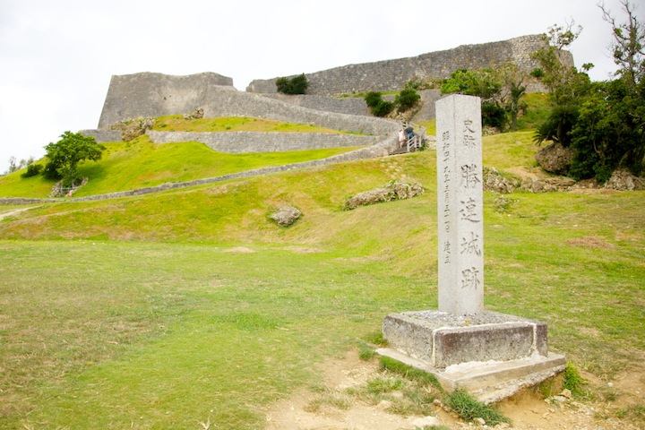 女性がドリンクを差し出す写真